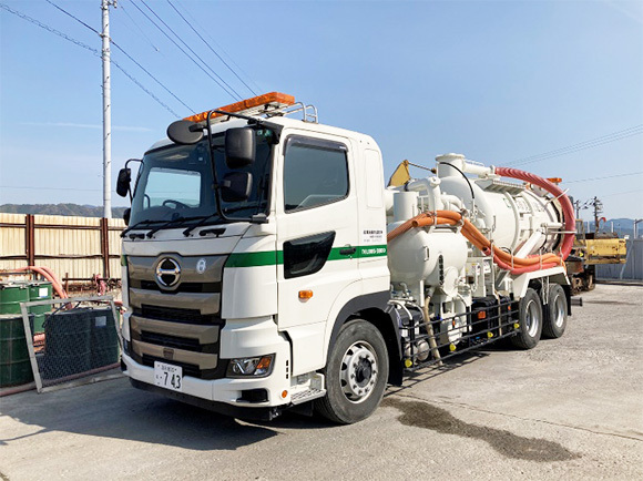 写真：強力汚泥吸引車　11t