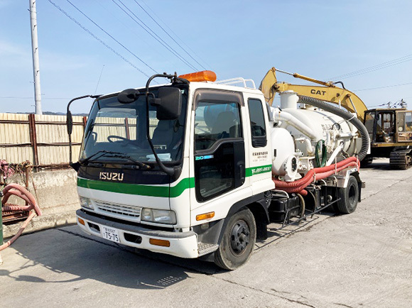 写真：強力汚泥吸引車　4t